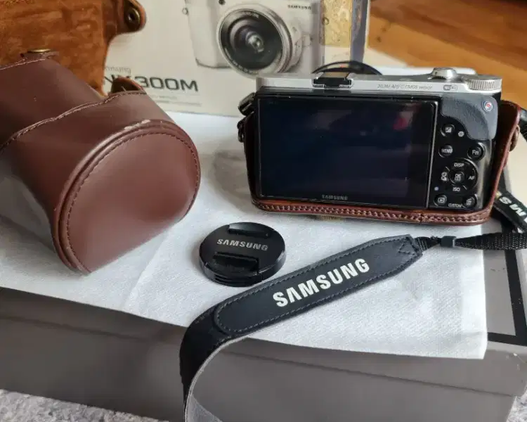 Kamera Mirrorless SAMSUNG NX-300M