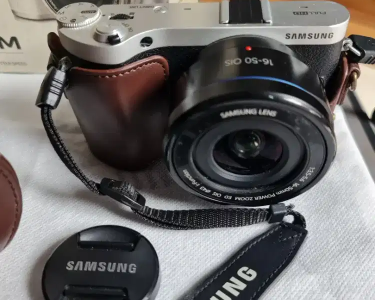 Kamera Mirrorless SAMSUNG NX-300M